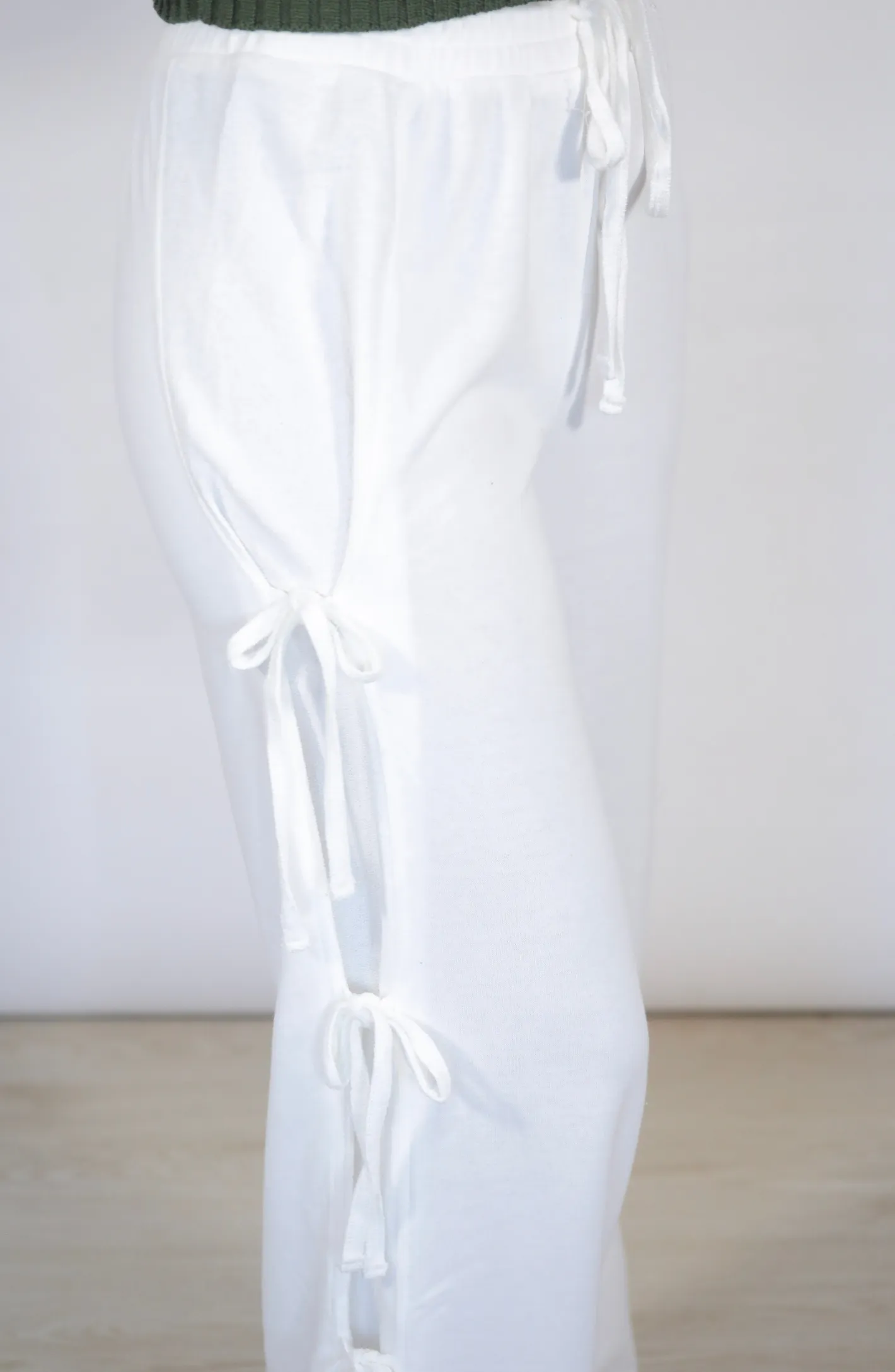 Drifting Off White Side Bow Sweatpants